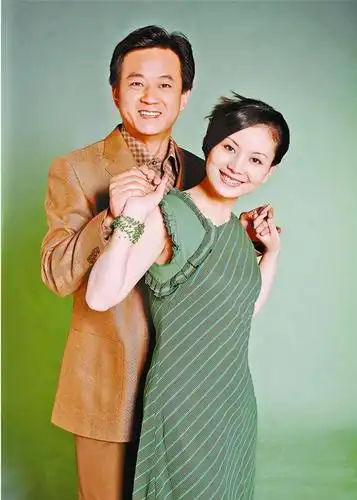 朱军妻子罕见现身,戴贝雷帽穿黑白配,彰显50岁女性的时髦气质