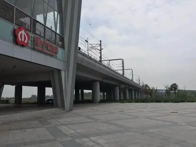 宁高城际 翔宇路南站内即可实现无缝换乘宁高线,图中两条轨为宁高预留