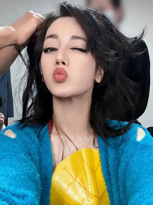 坐在玩偶堆堆里的热巴唉!怎么比熊熊还可爱呢?