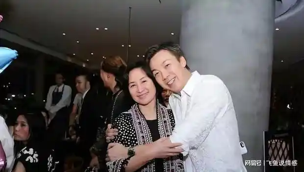 何超琼为公关男友庆生60岁穿3万西装像暴发户小鸟依人好娇羞