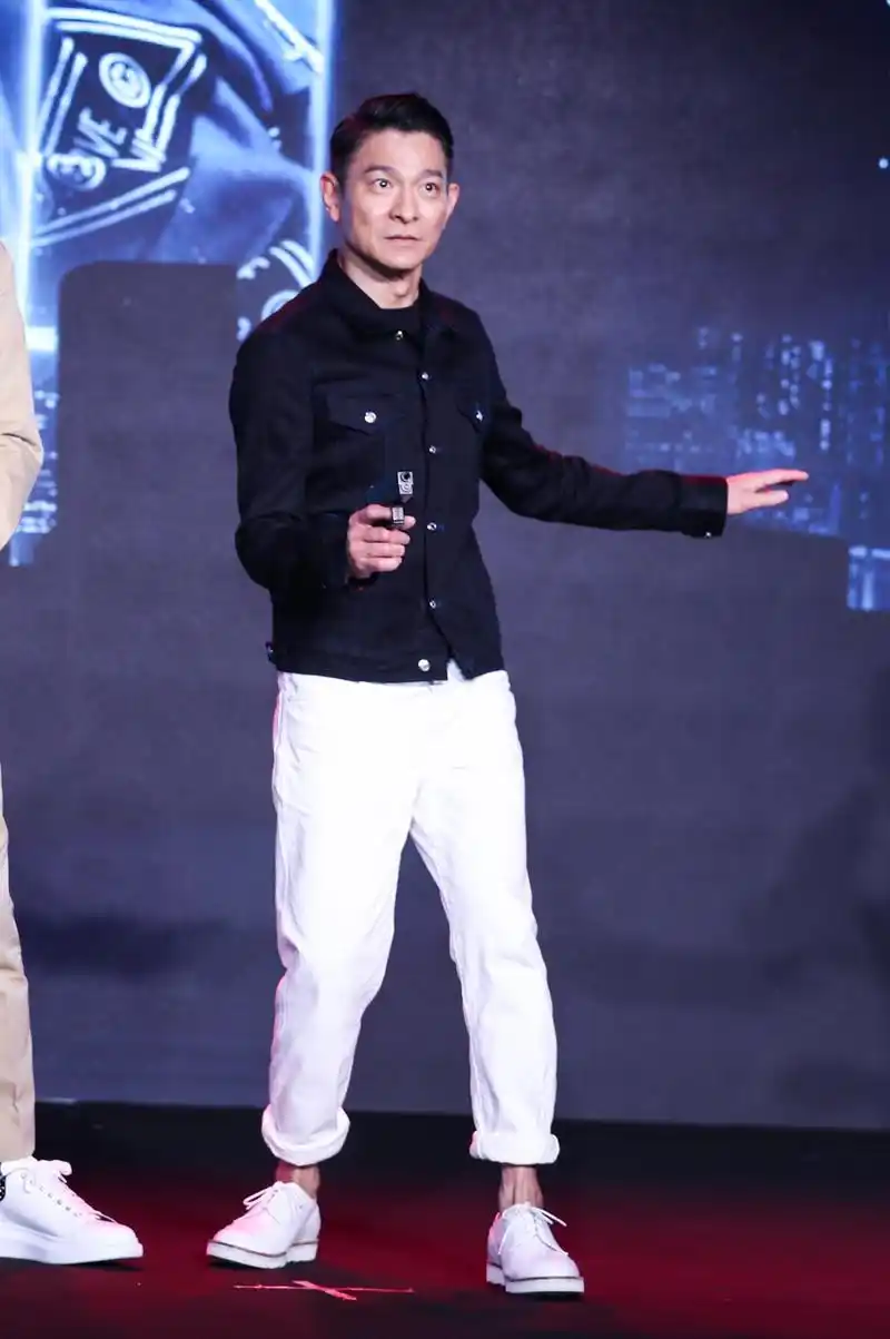 组图:刘德华古天乐两代杨过同台扳手腕 华仔模仿007举枪姿势_高清图集