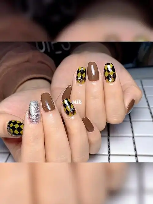 秋冬大热款菱形格子美甲