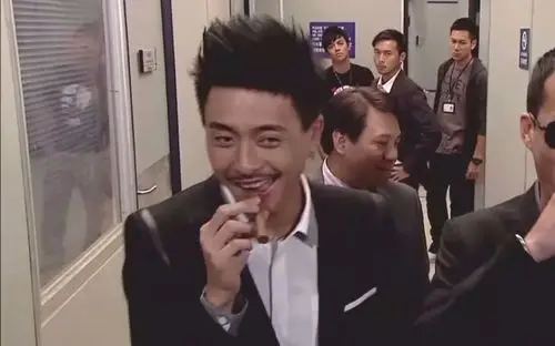 黄宗泽式的抽烟 你看不懂这个男人眼神