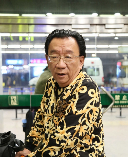 70岁侯耀华现身机场不显老 自推行李车精神饱满