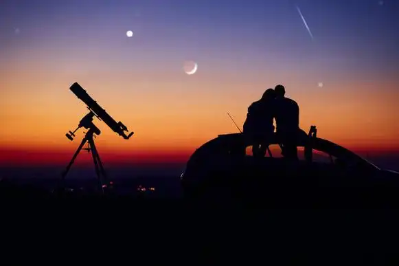 一对情侣一起用天文望远镜看星星.图片下载
