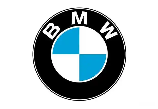 时隔20年,宝马公司将平拍logo再一次进行了该工,将以往的金色元素全部