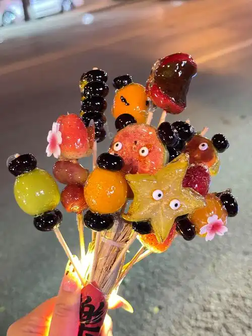 阿呦阿呦爱吃甜甜的糖葫芦～