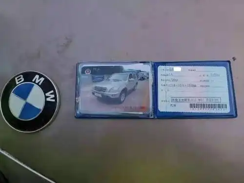 金色"宝马"suv轿车 车型外观异常 机动车行驶证登记的 车辆型号其实是