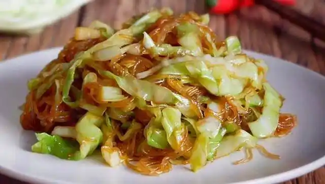 包菜炒粉条,很多人第一步就错了,大厨教你一招,不粘锅不成坨_步骤