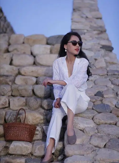 40岁女人这样穿,不仅时尚减龄还超有女人味,优雅大气更显气质