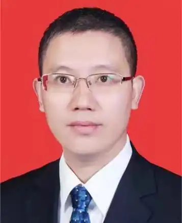 大学,中共党员,现任眉山市教育和体育局党委书记,局长,中共眉山市委