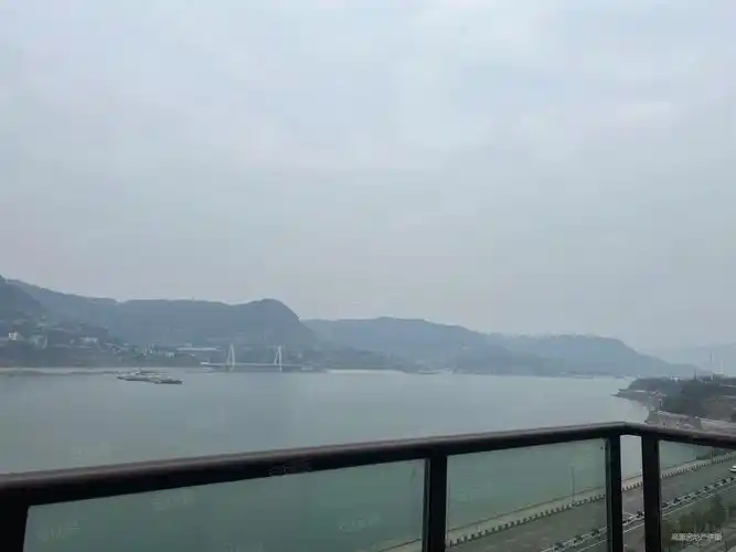 恒森亲水台4室2厅2卫159㎡南北180万