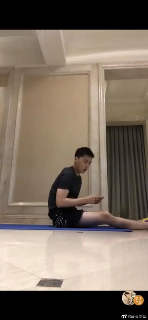 李易峰客厅杯卷腹挑战#报告有影视男演员变身运动博主,穿着健身服顶