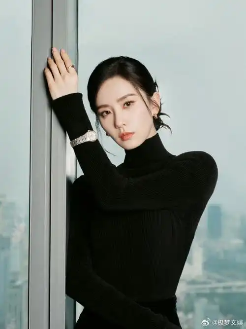 刘诗诗,田曦薇今日活动工作室造型图,来看看两位美女#刘诗诗 优雅黑