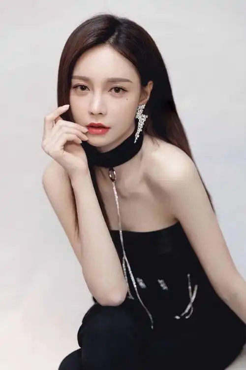 海报星图##乘风破浪的姐姐成团之夜#@沈梦辰返场亮相,黑色修身剪裁