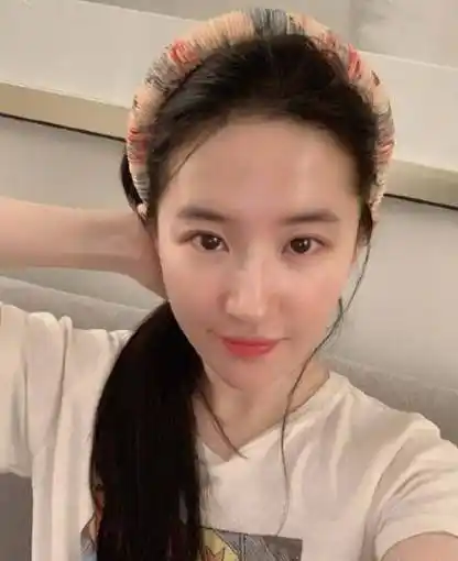 33岁刘亦菲近照,穿碎花裙发量浓密,谁注意镜子里的画面?太真实了