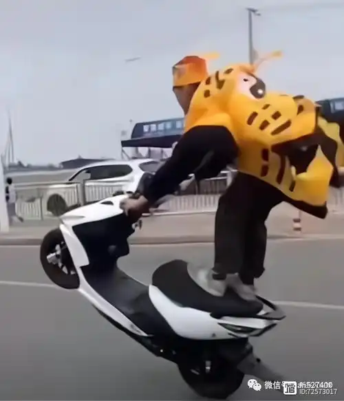 小伙道袍加身骑车上路炫车技南宁鬼火道长被抓了