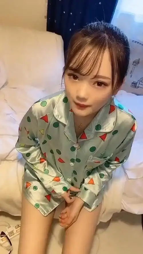 发现了一位穿睡衣的小姐姐,样子好有趣呀!