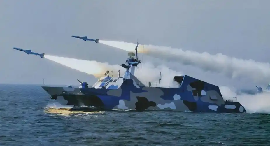 022型导弹艇南海高速航行,发出警告信号