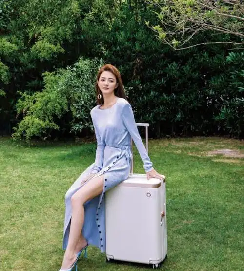 徐璐穿开叉裙秀漫画腿,腹部留个洞真性感,身材太惹火