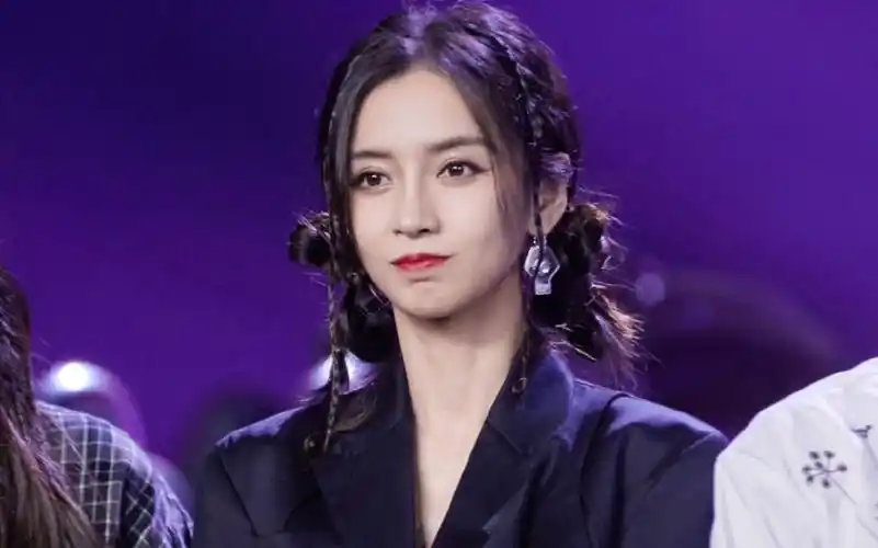 angelababy参加活动双丸子头造型元气满满,少女感十足