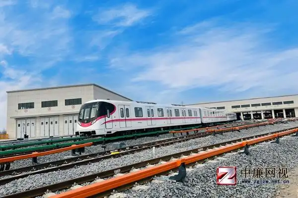 武汉地铁6号线二期,5号线,16号线首趟载客列车分别从金银湖公园站