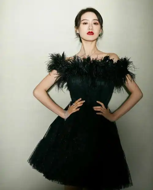 袁冰妍身穿黑色吊带裙,可爱迷人!_高清图集_新浪网