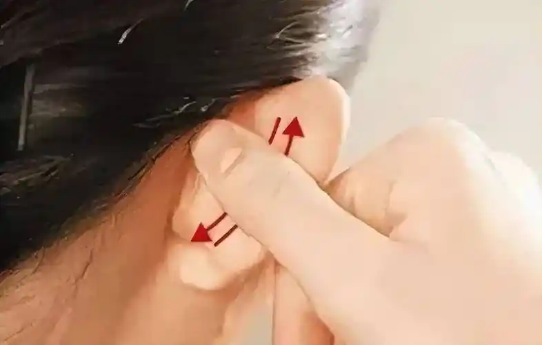 快60岁的女人:睡前5个习惯,坚持一个月,皮肤白了头发也多了_按摩_耳朵