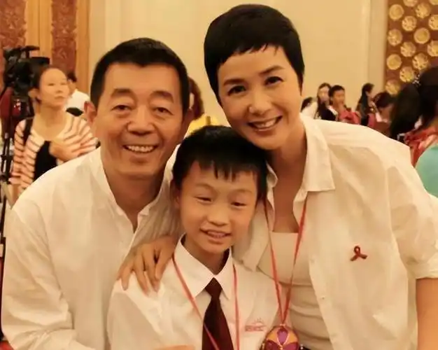 与黄轩车内偷情痴迷姐弟恋包养男学生蒋雯丽彻底魔怔了