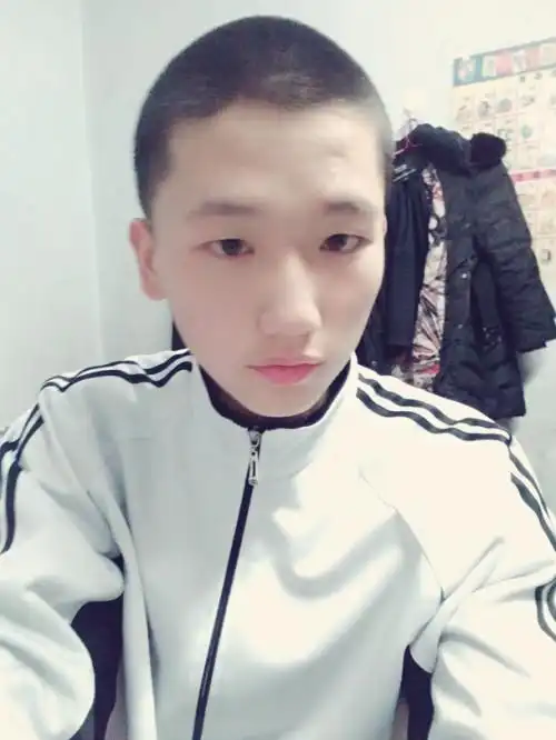 我烫头发把头发烫坏了,我重新剪的现在只有三毫米,这样头发长出来是好