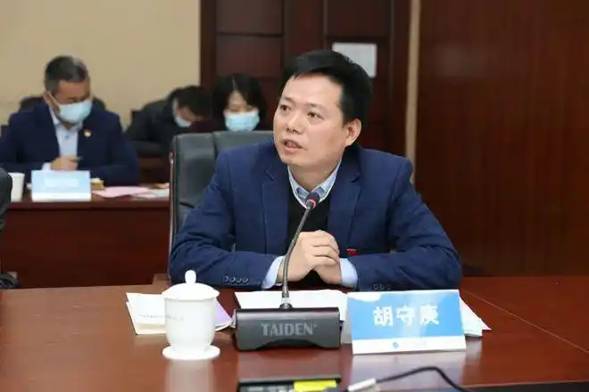 湖北省委常委组织部部长李荣灿来校宣讲党的十九届六中全会精神