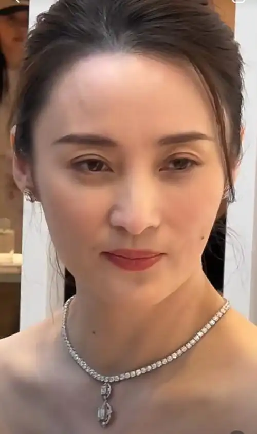 47岁蒋勤勤出席活动生图下皮肤白皙颜值养眼排骨胸身材超抢镜