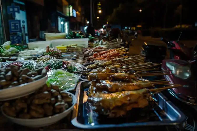 路边的烧烤摊,就着一盘炒菜和一些串串,看着老板的烟火撸起来