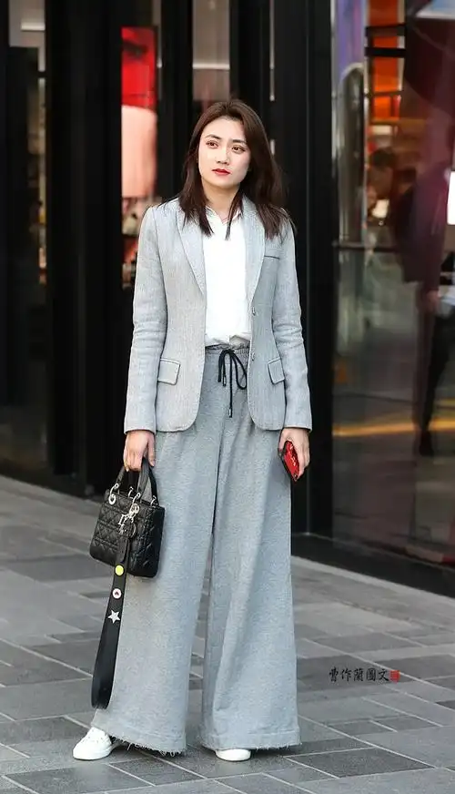 街拍:穿阔腿裤的美女更显瘦