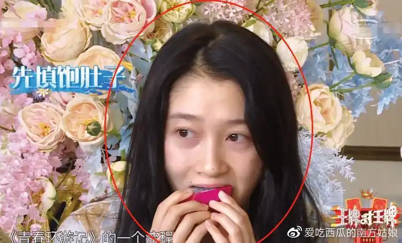 王牌6关晓彤还没醒就被拍穿着睡衣录节目真实颜值藏不住