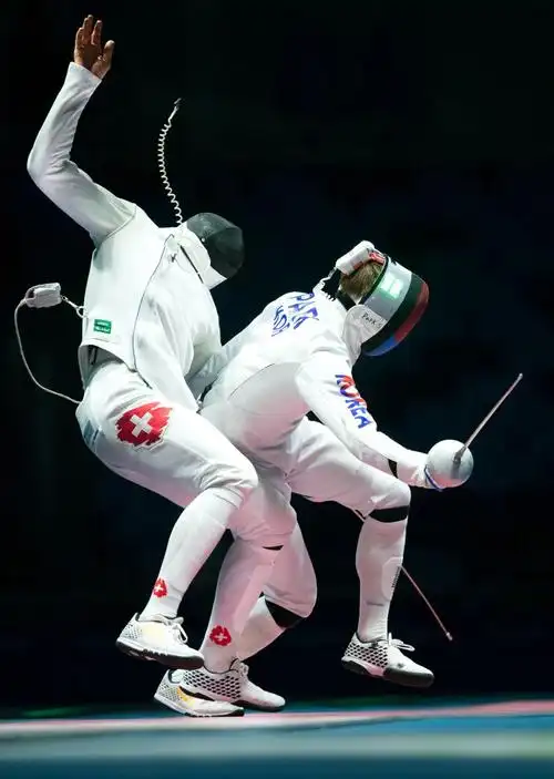在里约奥运会击剑男子重剑团体赛中,韩国与瑞士队选手在比赛中相撞