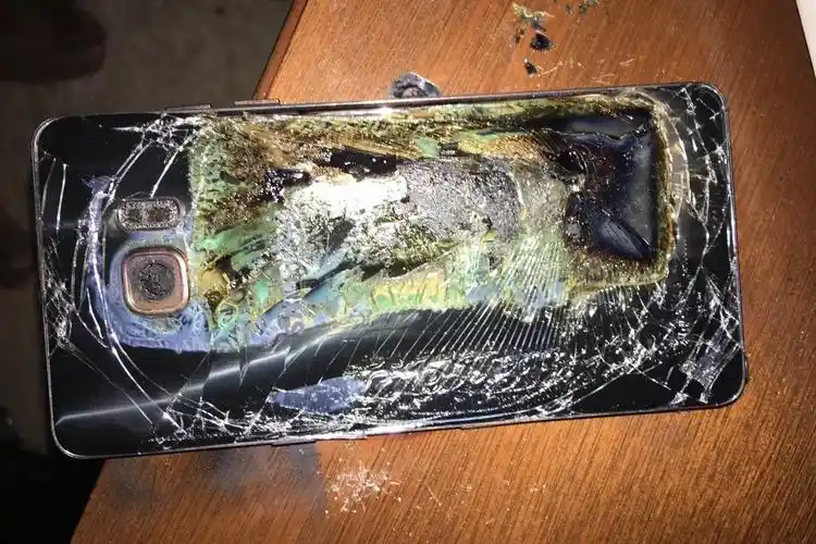 所幸的是没有人员伤亡,这不禁让人想起了当年的三星note 7的爆炸事