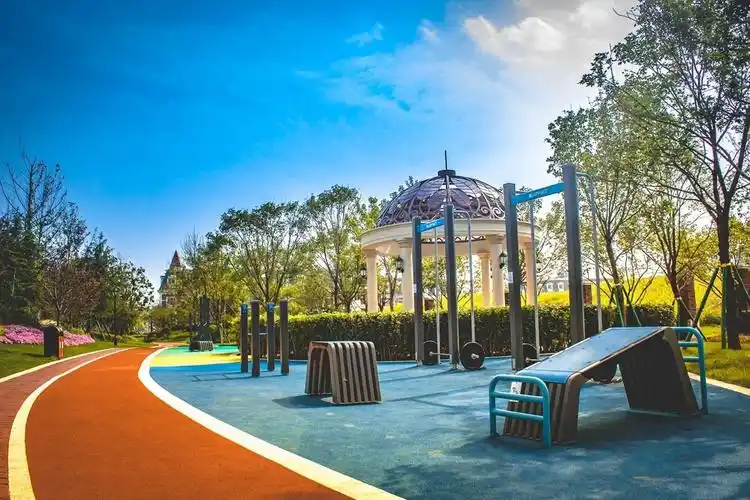 敢不敢,在汽车露营地的露天电影院重新初恋一次?