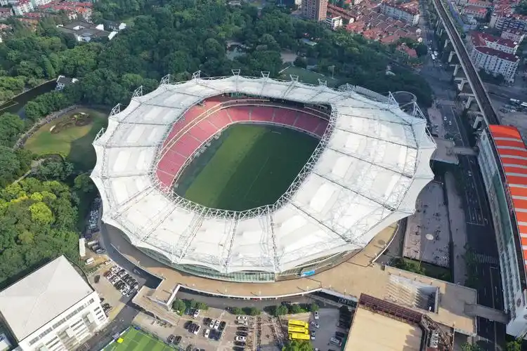 虹口足球场被分割为4片七人制足球场,开放时可同时容纳8支队伍比赛.