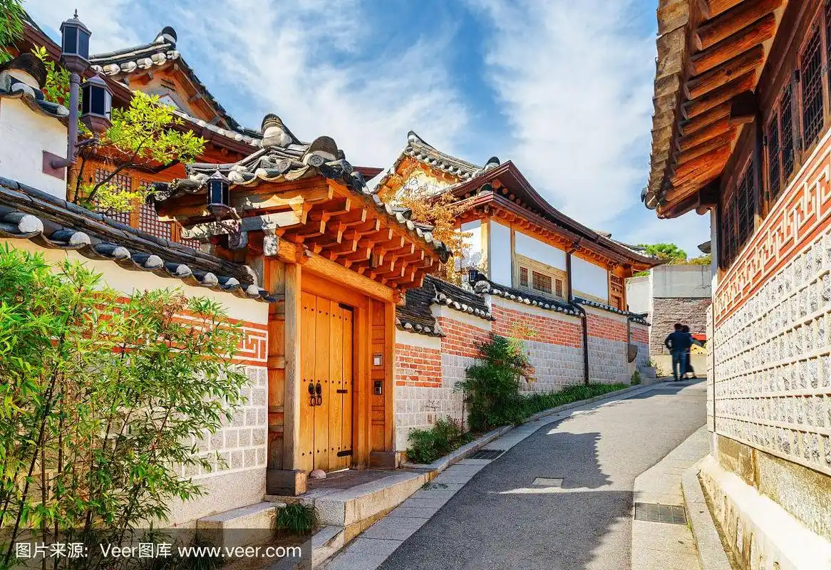 首尔狭窄的老街道和传统的韩国房屋