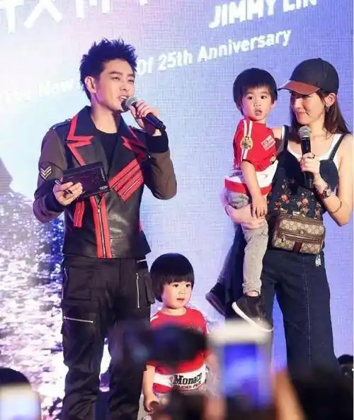 林志颖与陈若仪合照,林志颖穿牛仔显年轻,陈若仪曲着腿情商高