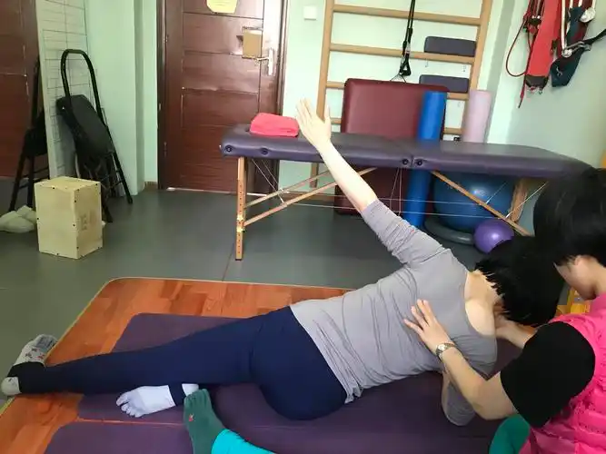 动作训练 a仰卧位呼吸训练 手掌推肋木,呼气时腿飘起 b前锯肌和肩胛下