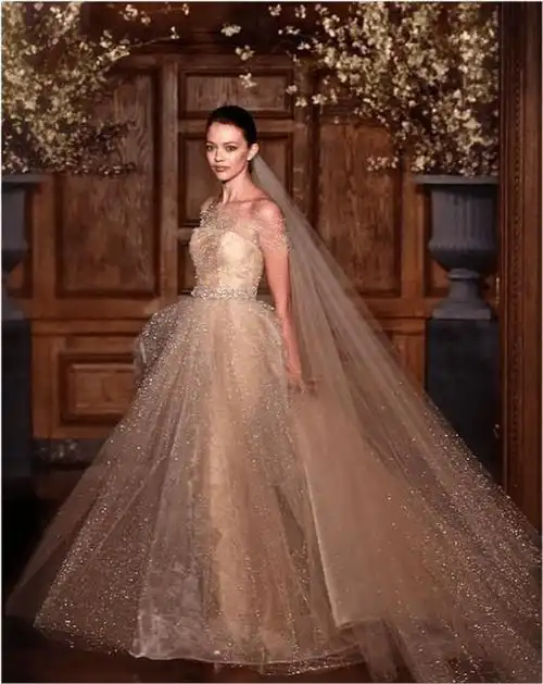 心理测试选一款金色婚纱测你这一辈子的小金库会有多大