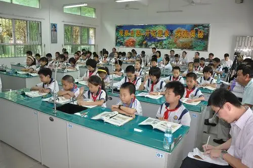 东莞市教育局教研员到我校进行小学科学教学视导活动