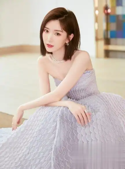 毛晓彤人鱼公主裙 搭配侧分齐肩发俏丽动人_最新流行发型设计发型图片