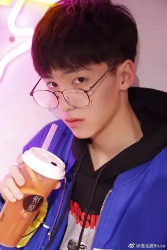 拥有百万点赞量的抖音红人洛北辰不仅从小帅到大还写得好书法