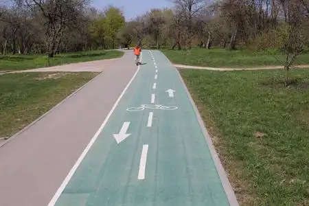 自行车专用道.路上有箭.照片