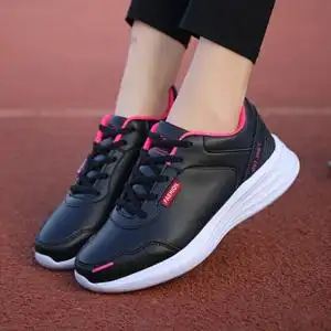 春天中老年人皮面防水休闲运动鞋女时尚旅游鞋防滑软底轻便跑步鞋