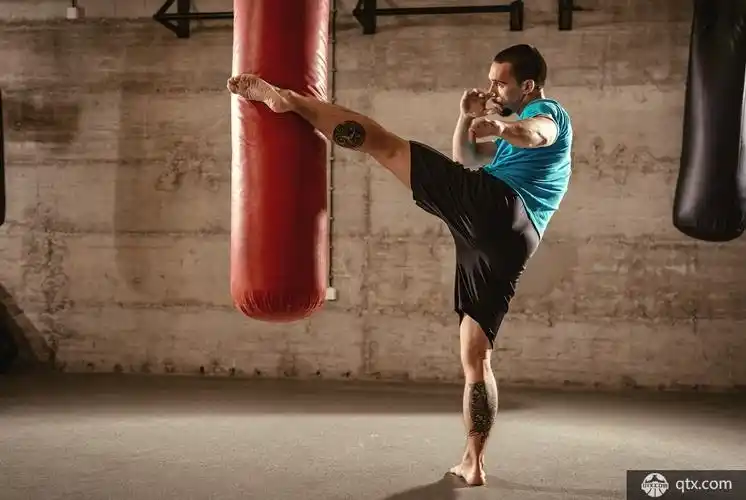 自由搏击,站立式格斗,指一方倒地便不允许另一方击打,同时不能使用反