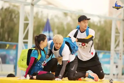 《真心英雄》黄子韬拒绝蒋欣反被夸 张杰飙演技崩溃不已